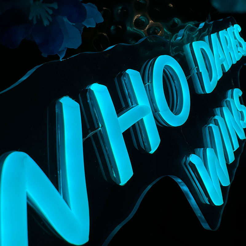 Enseigne néon Who Dares, Wins