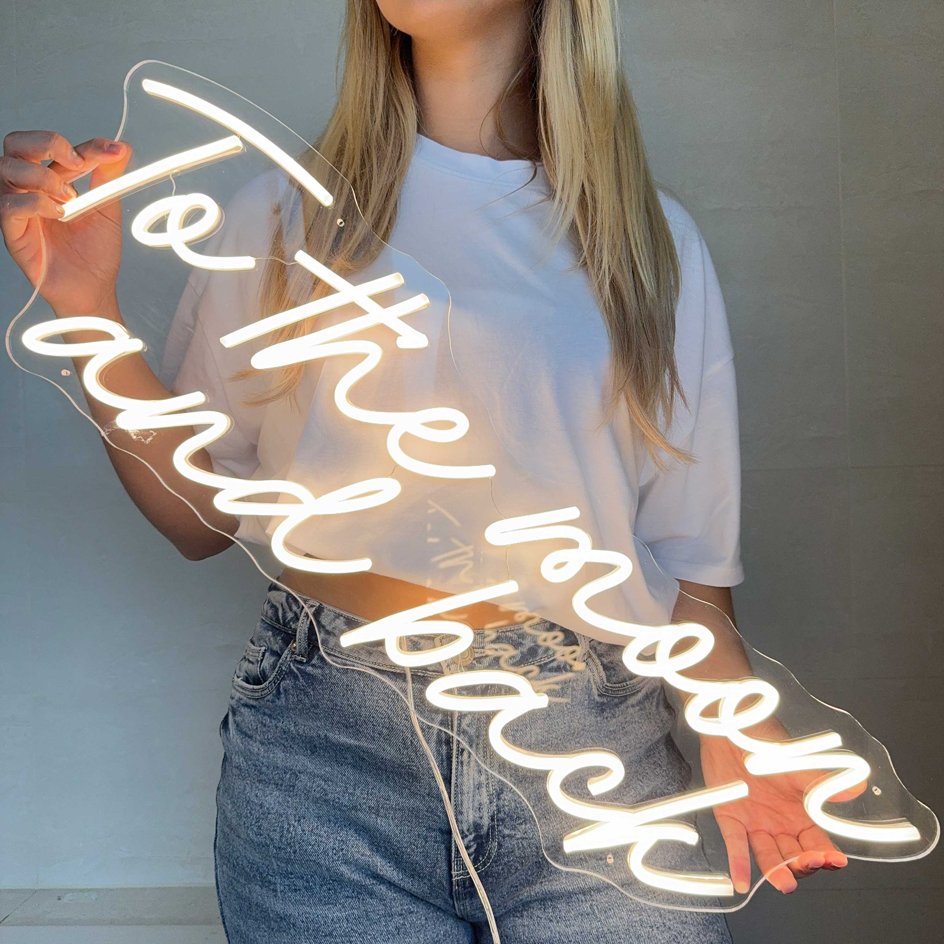 Enseigne néon To The Moon and Back