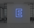 lettre-neon-e-bleu