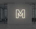 lettre-neon-m-blanc-chaud